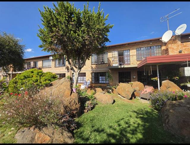 3 BEDROOM TOWNHOUSE FOR SALE IN NEW REDRUTH